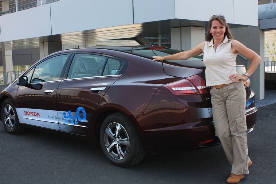 Nicole Y. Jodeleit vor dem Honda FCX Clarity